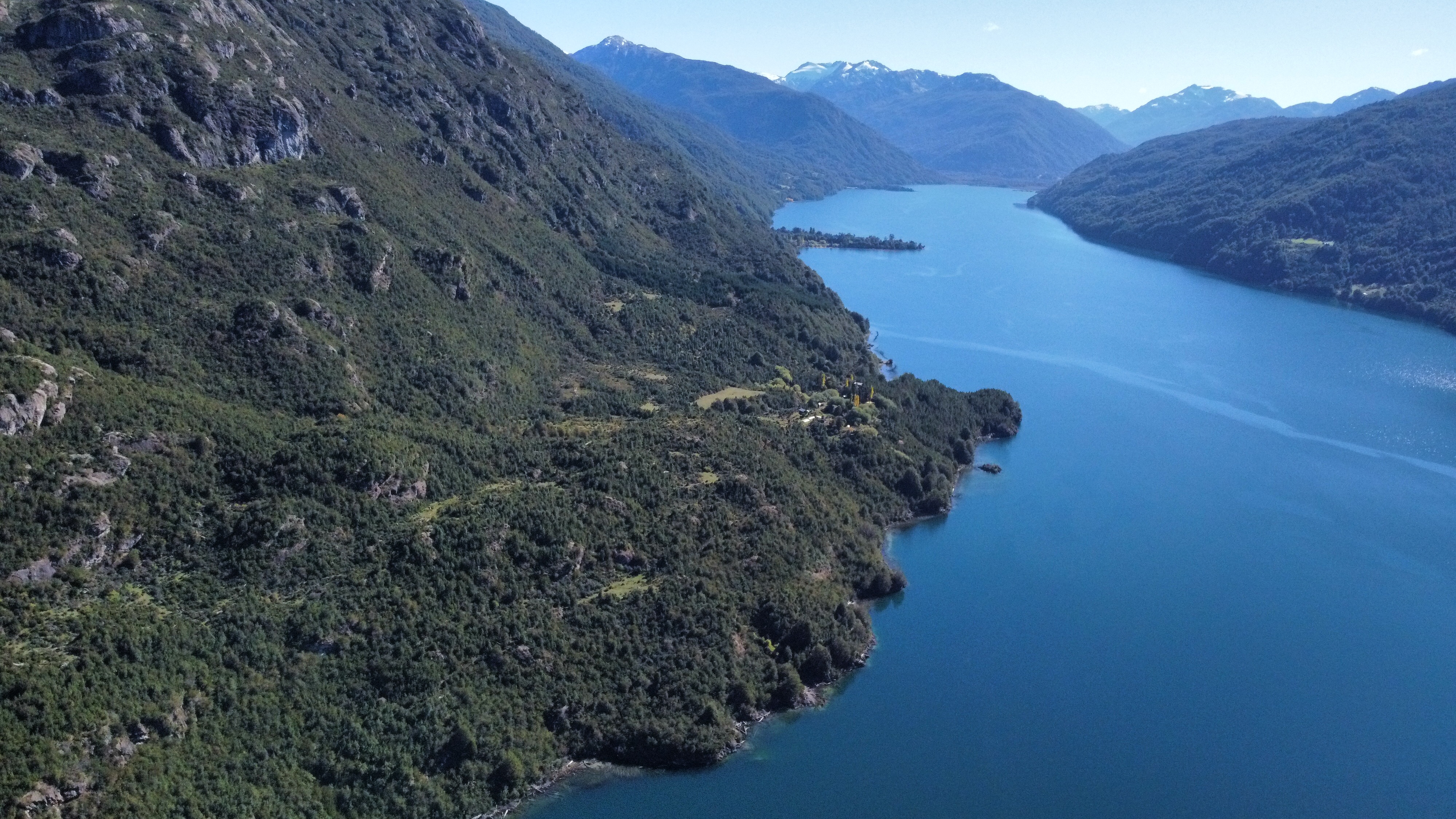 Vista panorâmica aérea do Lago Espolón com montanhas ao fundo