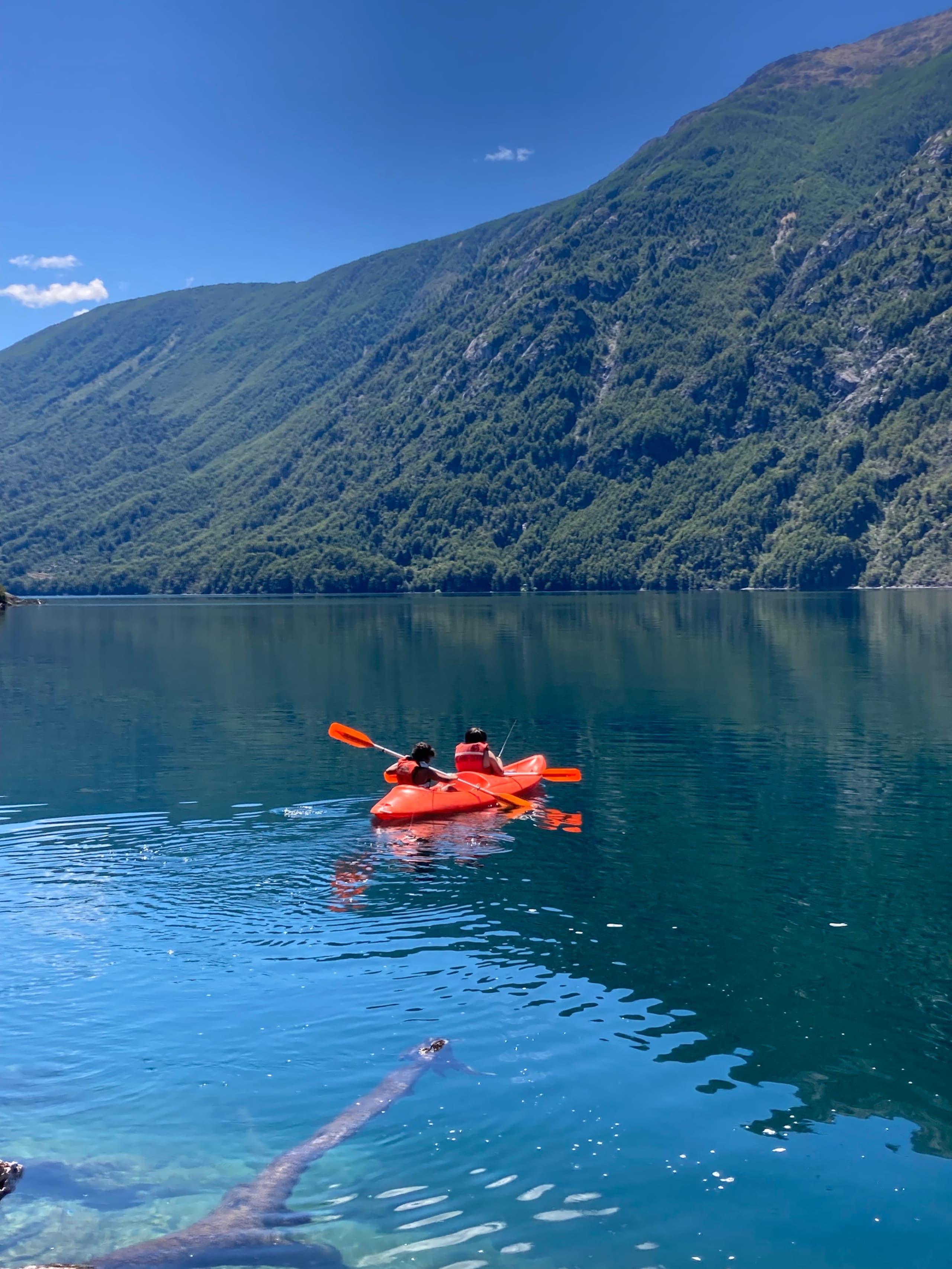 Dos personas en kayak sobre el agua turquesa del lago Espolón